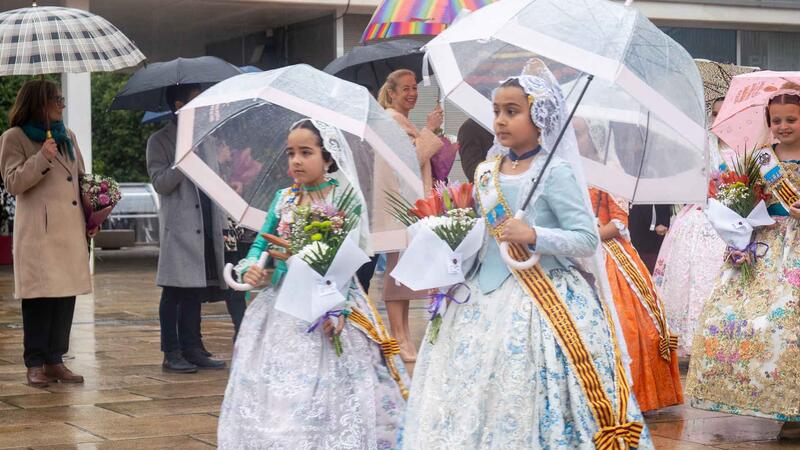 Benidorm Fallas make an offering to the Virgin Mary despite the rains this afternoon