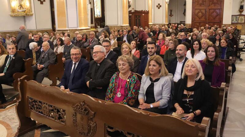 Benidorm inicia la cuenta atrás para Semana Santa con el pregón y el descubrimiento del cartel anunciador, obra de Carmen Alvado 