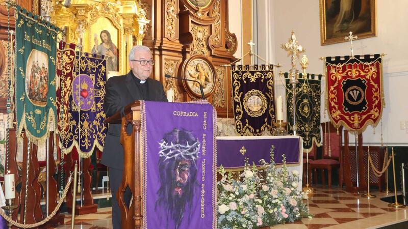 Benidorm inicia la cuenta atrás para Semana Santa con el pregón y el descubrimiento del cartel anunciador, obra de Carmen Alvado 