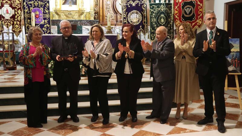 Benidorm inicia la cuenta atrás para Semana Santa con el pregón y el descubrimiento del cartel anunciador, obra de Carmen Alvado 