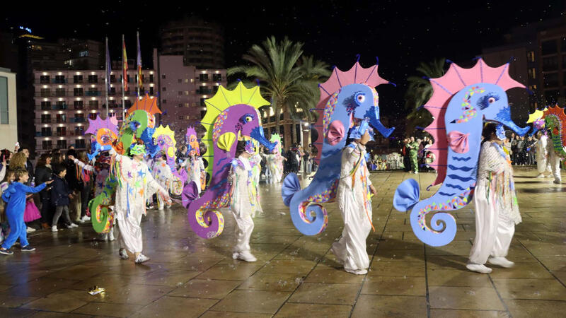 Elaborats i originals disfresses i les ganes de Carnestoltes poden amb la pluja a Benidorm