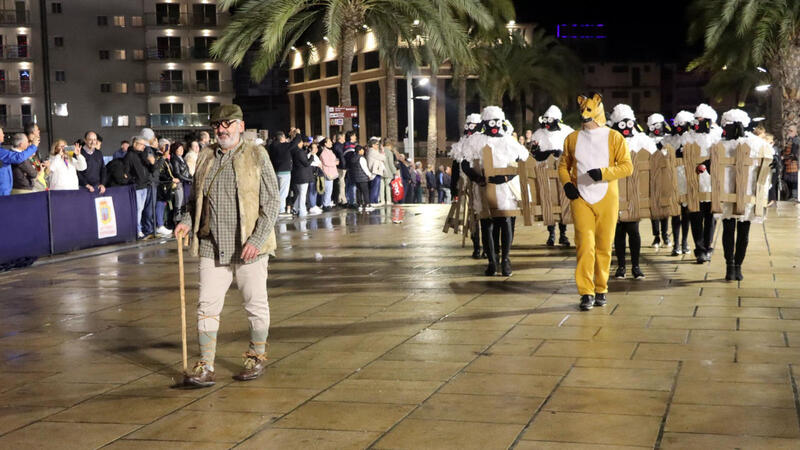 Elaborats i originals disfresses i les ganes de Carnestoltes poden amb la pluja a Benidorm