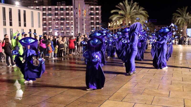 Elaborats i originals disfresses i les ganes de Carnestoltes poden amb la pluja a Benidorm