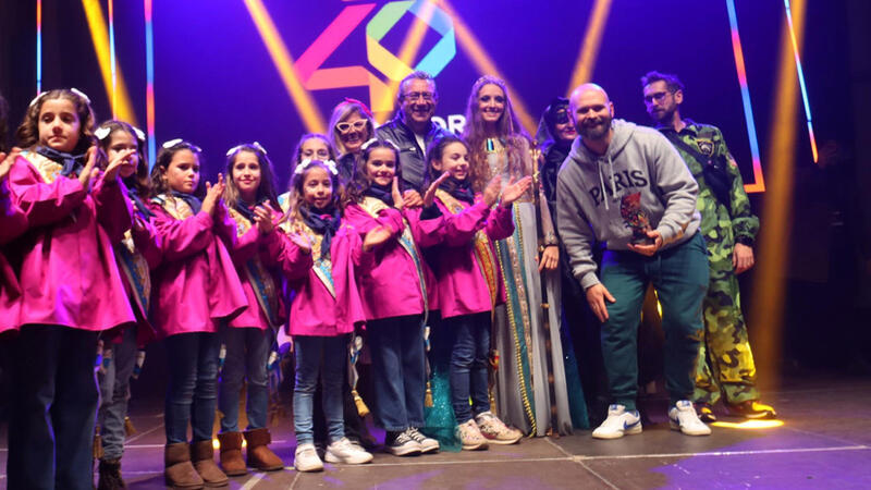 Elaborats i originals disfresses i les ganes de Carnestoltes poden amb la pluja a Benidorm