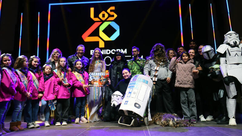 Elaborats i originals disfresses i les ganes de Carnestoltes poden amb la pluja a Benidorm