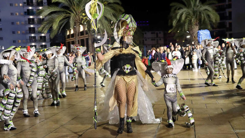 Elaborats i originals disfresses i les ganes de Carnestoltes poden amb la pluja a Benidorm