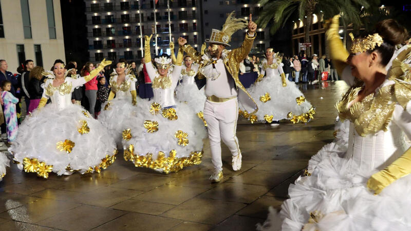 Elaborats i originals disfresses i les ganes de Carnestoltes poden amb la pluja a Benidorm