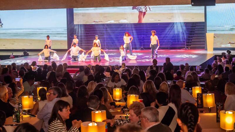 Lleno solidario en el Benidorm Palace en el festival de FAMPA a favor de Aspanion