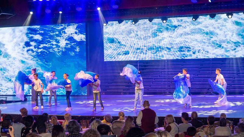Lleno solidario en el Benidorm Palace en el festival de FAMPA a favor de Aspanion