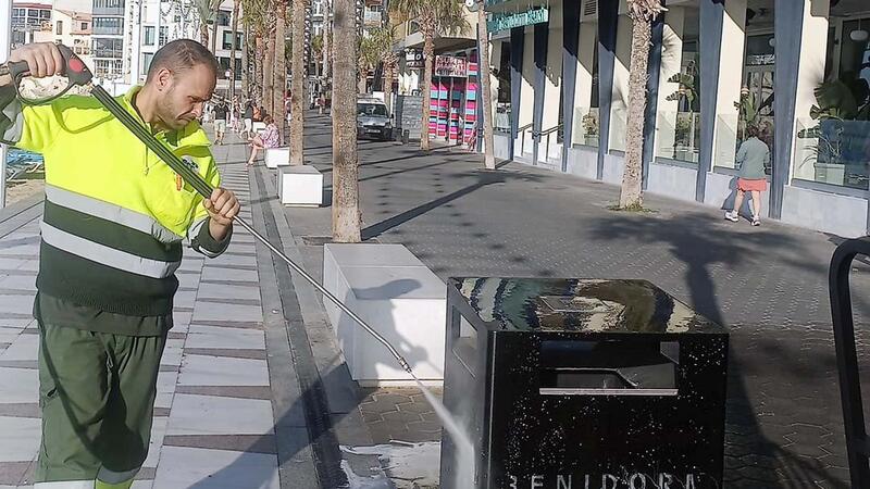 Benidorm strengthens its street cleaning and waste collection operations with 48 additional workers ahead of Easter