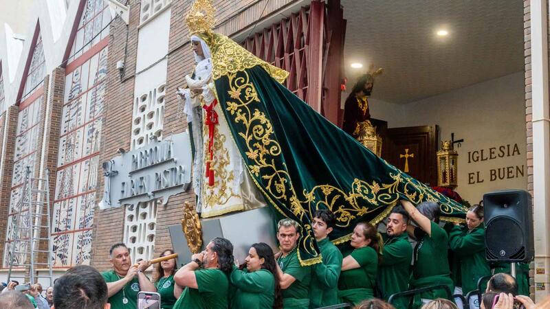 La procesión de Nuestra Señora de la Esperanza y la Paz sale a la calle en Benidorm
