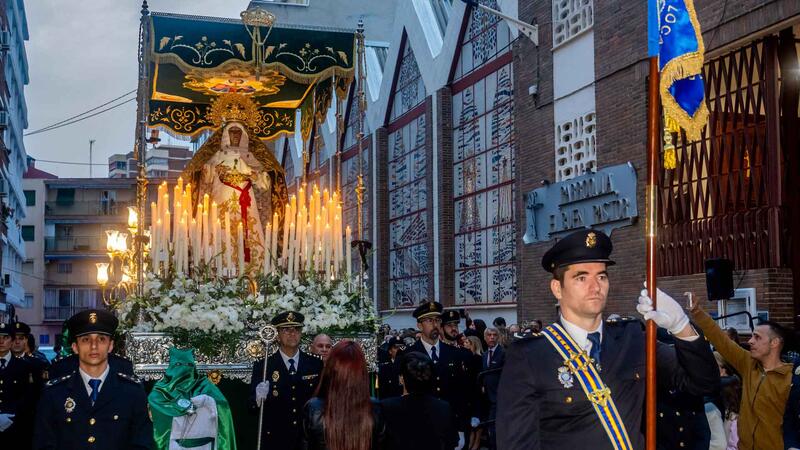 La procesión de Nuestra Señora de la Esperanza y la Paz sale a la calle en Benidorm