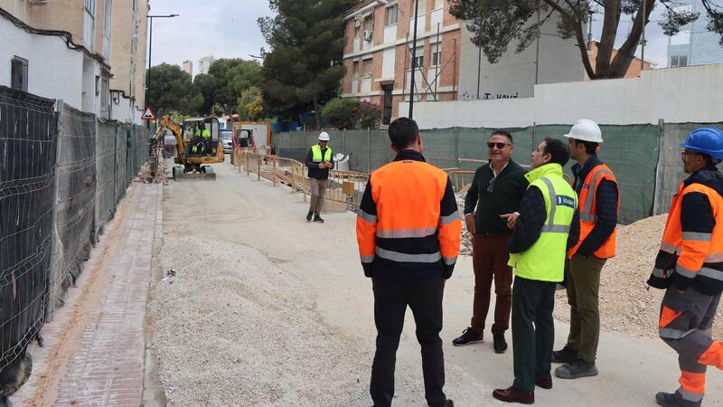 La renovación de infraestructuras hidráulicas en la calle Capitán Cortés finalizará antes de acabar el mes de junio 