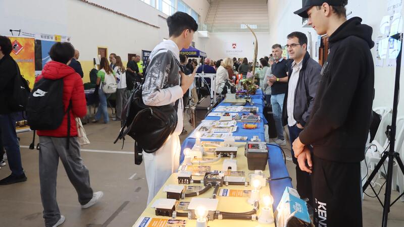 Prop de 2.000 estudiants de la Marina Baixa participen en la Fira Educativa i de Formació Professional de Benidorm
