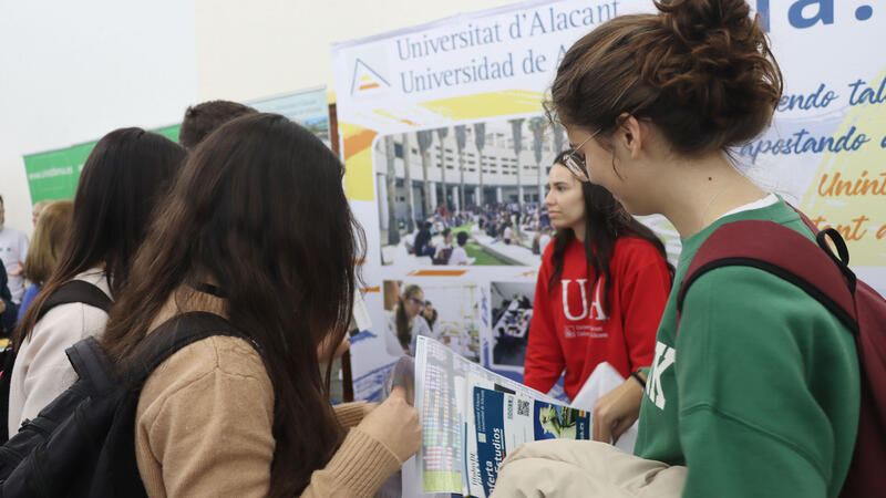 Prop de 2.000 estudiants de la Marina Baixa participen en la Fira Educativa i de Formació Professional de Benidorm
