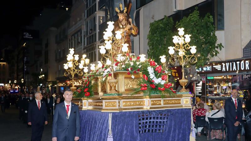 Nuestro Padre Jesús Nazareno recorre el centro de Benidorm cumpliendo con la tradición del Miércoles Santo