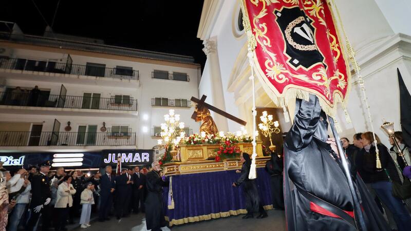 Nuestro Padre Jesús Nazareno recorre el centro de Benidorm cumpliendo con la tradición del Miércoles Santo