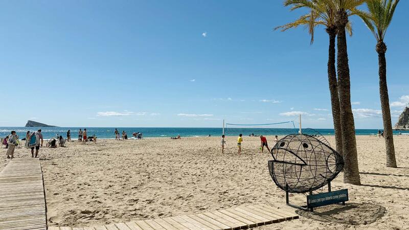 Benidorm installs a fish-shaped sculpture in Poniente to promote plastic recycling on beaches