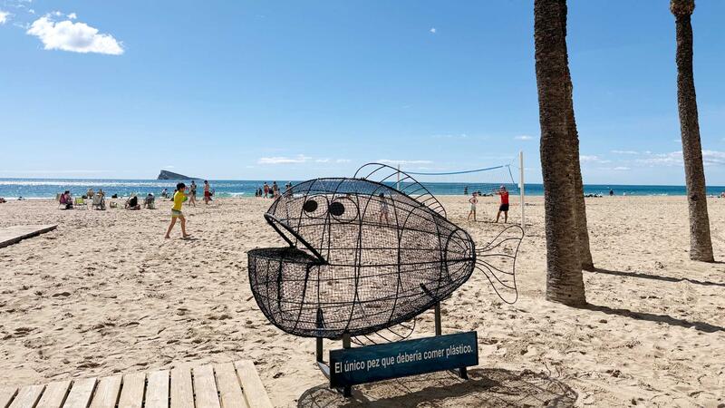 Benidorm installs a fish-shaped sculpture in Poniente to promote plastic recycling on beaches