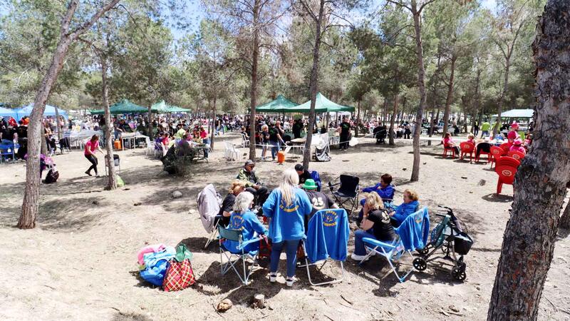 Prop de 3.000 penyistes celebren el Dia de la Mona en el Parc de la Séquia Mare de Benidorm