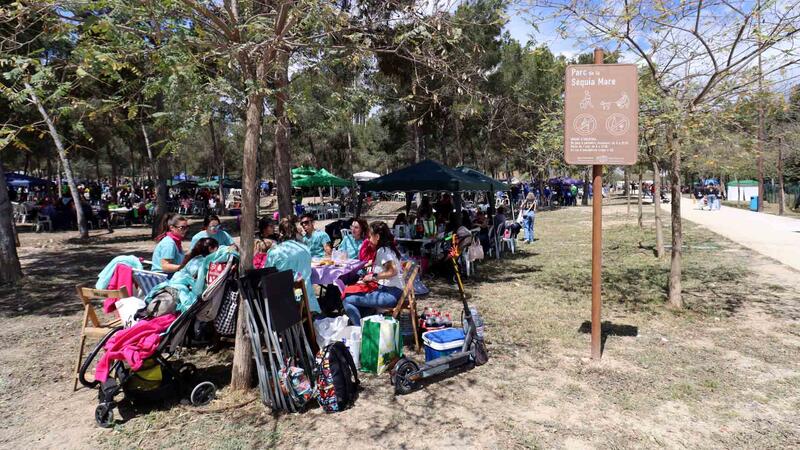 Prop de 3.000 penyistes celebren el Dia de la Mona en el Parc de la Séquia Mare de Benidorm
