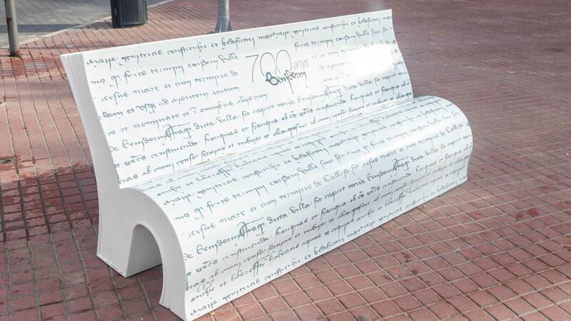 Un banc amb forma de llibre en el Passeig de Colón s