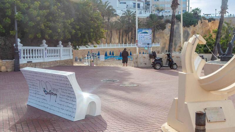 Un banc amb forma de llibre en el Passeig de Colón s