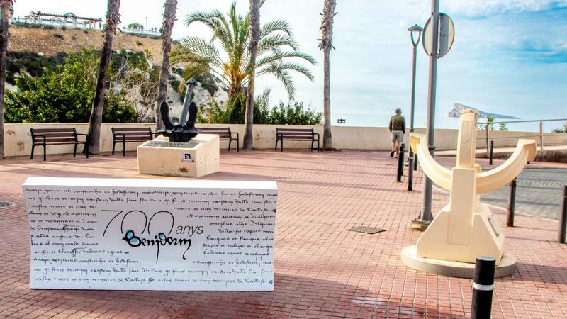Un banc amb forma de llibre en el Passeig de Colón s