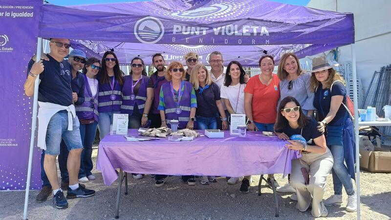 Cerca de 4.000 peñistas celebran la Acampada de las Peñas con acciones para conmemorar el 700 Aniversario de la fundación de Benidorm