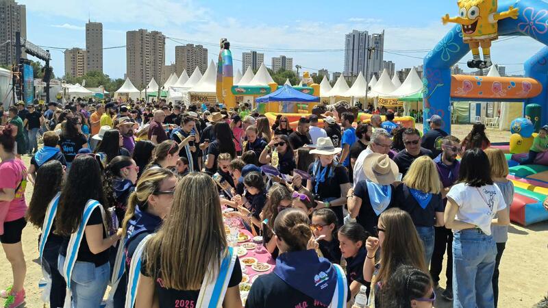 Cerca de 4.000 peñistas celebran la Acampada de las Peñas con acciones para conmemorar el 700 Aniversario de la fundación de Benidorm