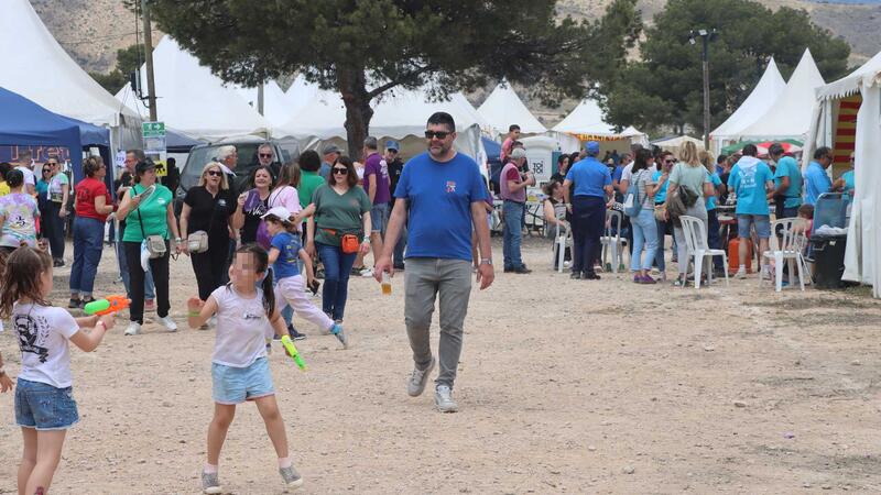 Cerca de 4.000 peñistas celebran la Acampada de las Peñas con acciones para conmemorar el 700 Aniversario de la fundación de Benidorm