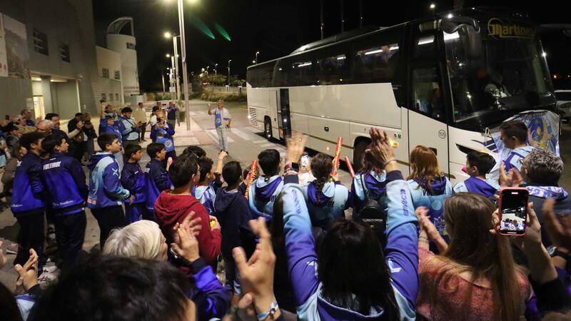 El Servigroup Platges de Benidorm de voleibol es dona un bany de masses a la seua arribada a la ciutat després d