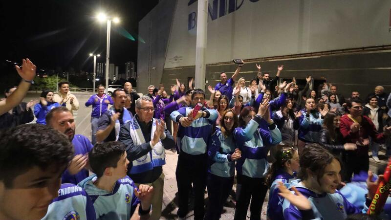 El Servigroup Platges de Benidorm de voleibol es dona un bany de masses a la seua arribada a la ciutat després d