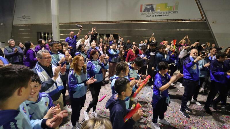 El Servigroup Platges de Benidorm de voleibol es dona un bany de masses a la seua arribada a la ciutat després d