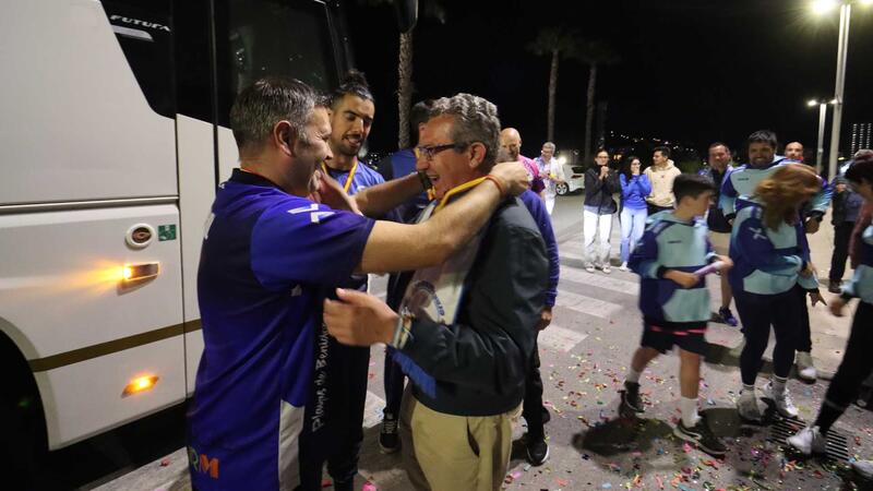 El Servigroup Platges de Benidorm de voleibol es dona un bany de masses a la seua arribada a la ciutat després d