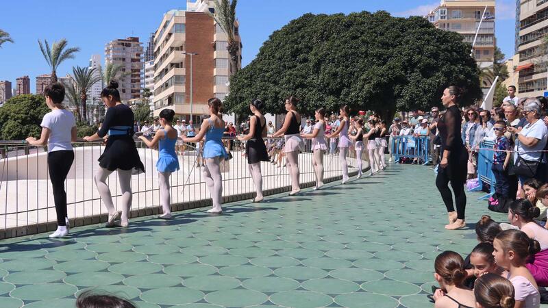 Benidorm celebra el Día Mundial de la Danza con una clase magistral en el Paseo de Poniente 