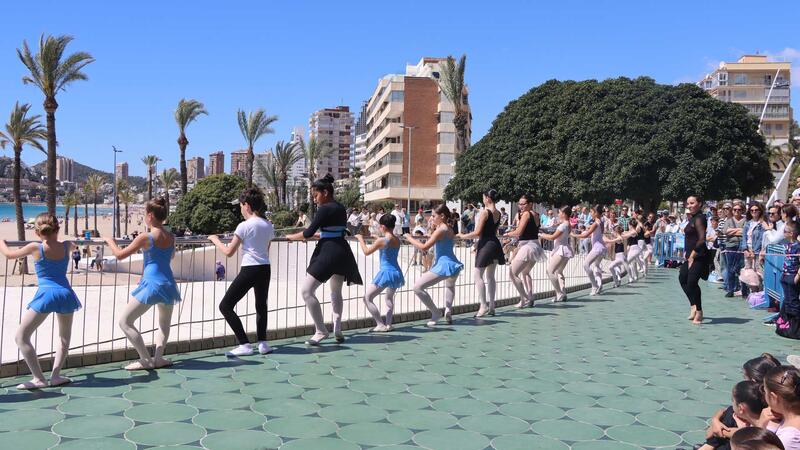 Benidorm celebra el Día Mundial de la Danza con una clase magistral en el Paseo de Poniente 