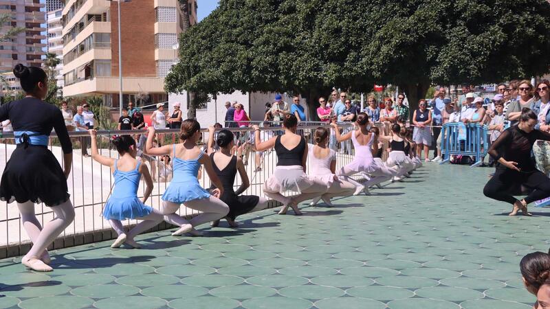 Benidorm celebra el Día Mundial de la Danza con una clase magistral en el Paseo de Poniente 