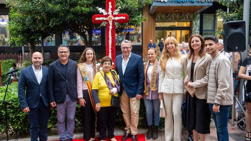 El Campo-Plaza de España Neighborhood Association celebrates its traditional Cruz de Mayo festivity