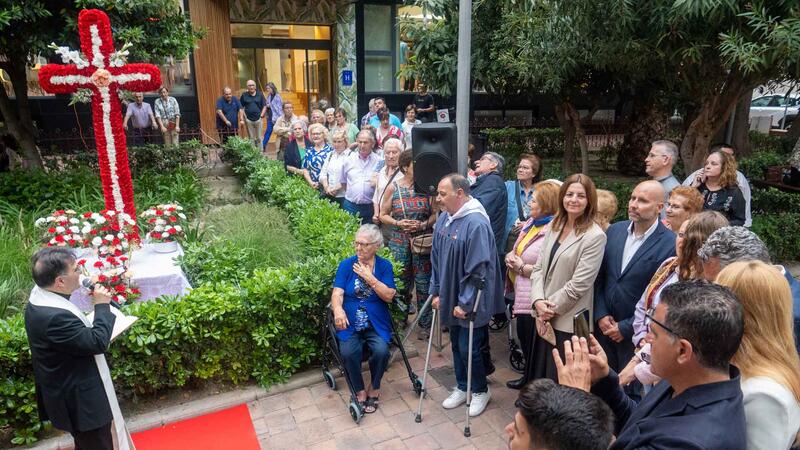 El Campo-Plaza de España Neighborhood Association celebrates its traditional Cruz de Mayo festivity