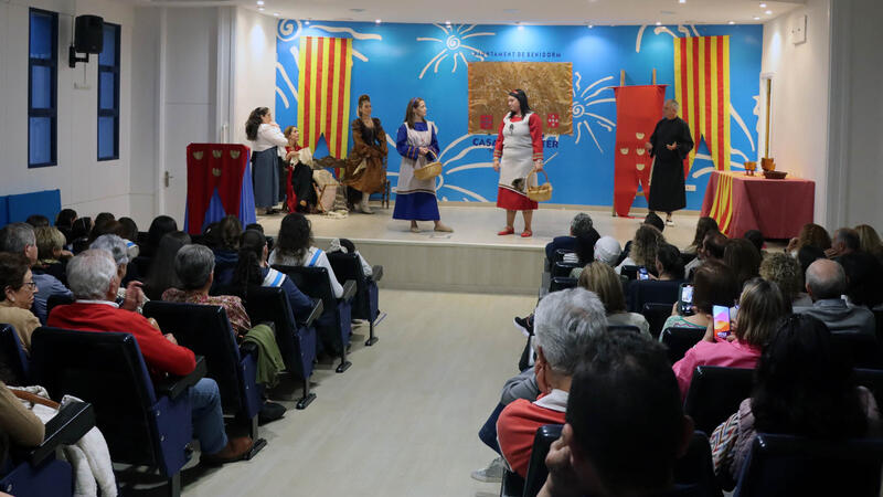 Ple de públic en el sainet ‘Pudo suceder’ que imagina amb humor la història de la Carta de Poblament