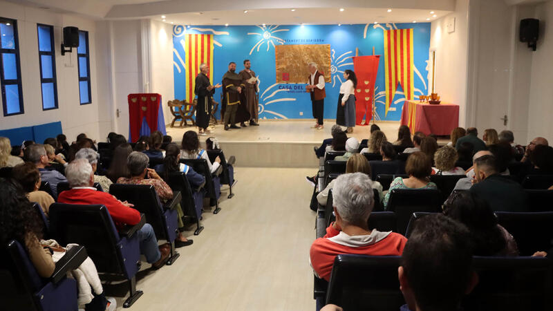 Ple de públic en el sainet ‘Pudo suceder’ que imagina amb humor la història de la Carta de Poblament
