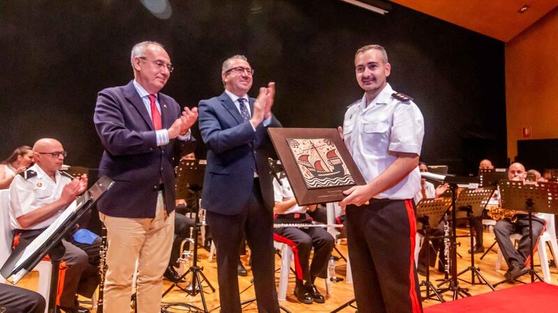 El capità Víctor Enguídanos, director de la Unitat de Música del TERLEV al costat de Toni Pérez i Matías Pérez Such.