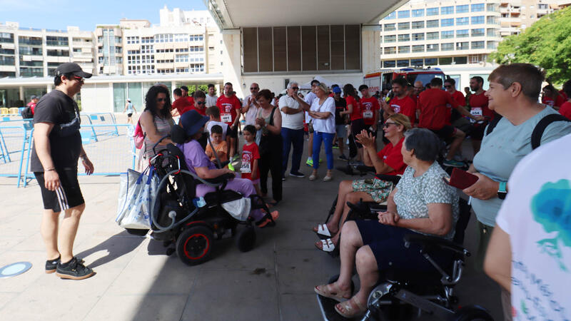 Prop de 1.200 persones donen suport a la primera carrera popular solidària per l