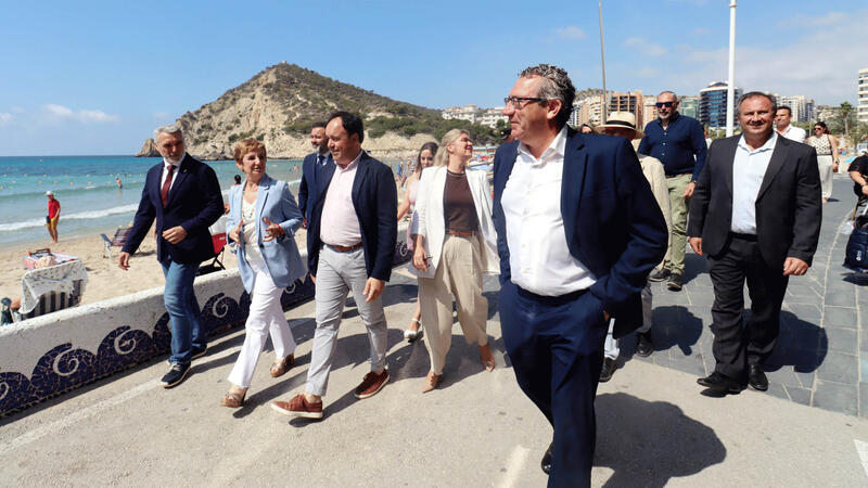 Benidorm recoge cinco banderas Qualitur que reconocen la excelencia ambiental y los servicios de sus playas y calas