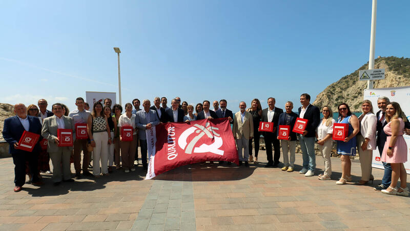 Benidorm recoge cinco banderas Qualitur que reconocen la excelencia ambiental y los servicios de sus playas y calas