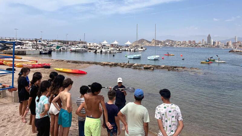 Benidorm acosta els esports nàutics a més de 600 alumnes de Primària en la ‘Setmana Blava’
