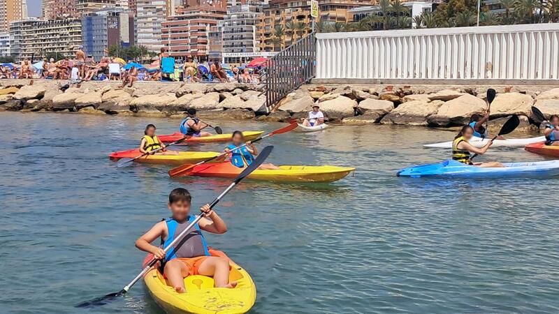 Benidorm acosta els esports nàutics a més de 600 alumnes de Primària en la ‘Setmana Blava’