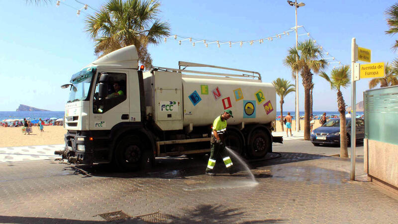 Benidorm inicia el diumenge el reforç de la neteja viària estival amb més treballadors i servicis especials en barris i zones turístiques