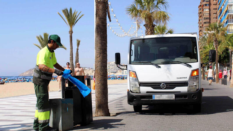 Benidorm inicia el diumenge el reforç de la neteja viària estival amb més treballadors i servicis especials en barris i zones turístiques